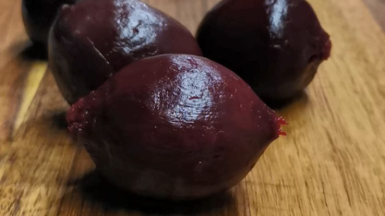 Tento recept z červené řepy a sledě zná jen málokdo – a přitom je to obrovská lahůdka!
