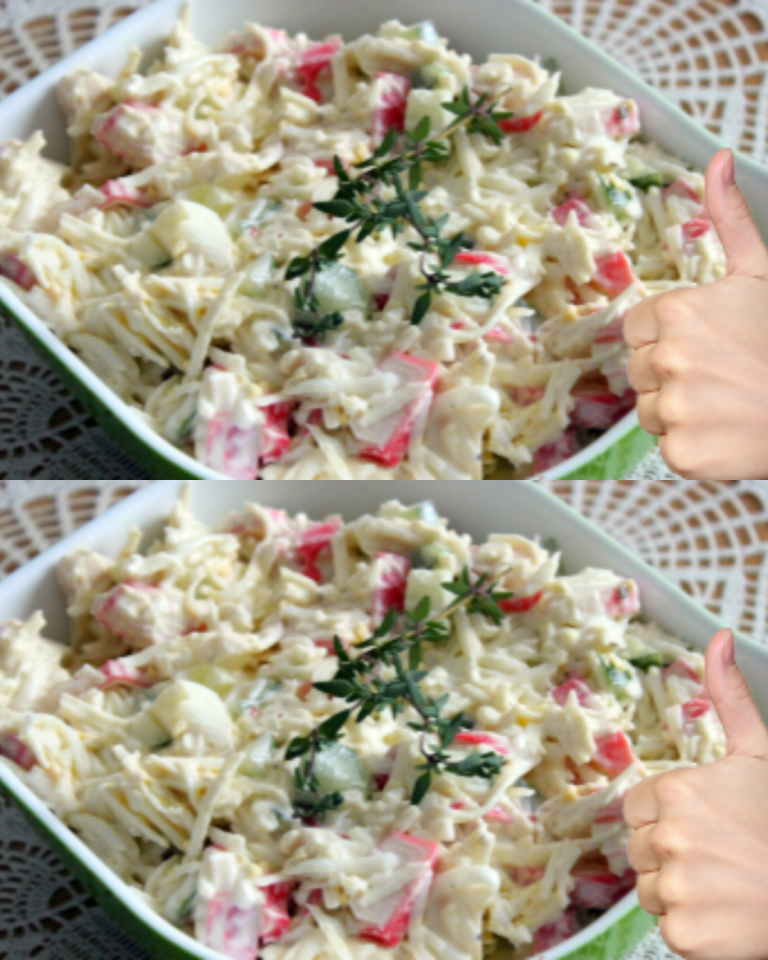 Zajímavý a velmi chutný salát s krabími tyčinkami. Všichni, kdo ho ochutnají, si prosí recept!