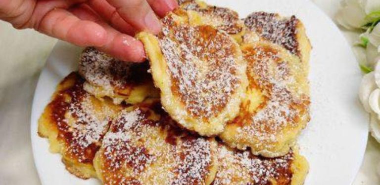 Rychlý recept, který milují ti nejmenší. Mini jablečné palačinky – 1 jablko, 1 vejce, cukr, citronová kůra, 1 jogurt a prášek do pečiva.