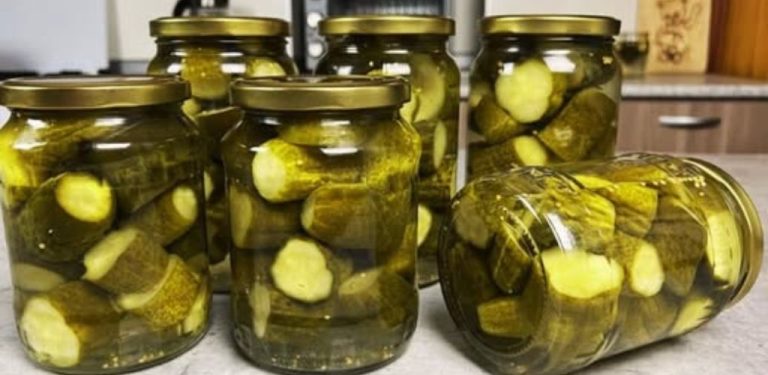 Celou zimu jsem si pochutnávala na nakládaných okurkách po finsku. Žádná sterilizace a přitom je to velmi jednoduché.
