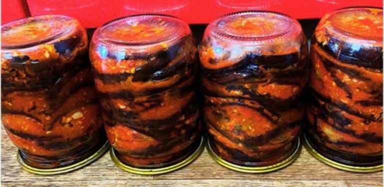 Jak jsem šťastná, že jsem si udělala zásobu této předkrmu z lilku. Je tak chutný, že do jara nezbyla ani jedna sklenice