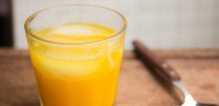 Proč byste měli pít kurkumovou vodu ráno: šest dobrých důvodů