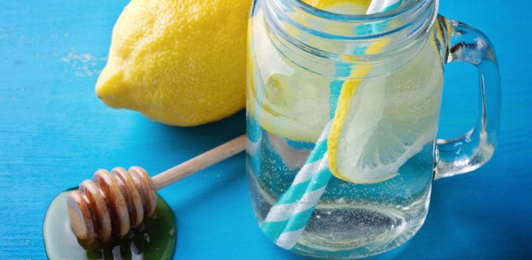 7 důvodů, proč pít vodu s medem a citronem každý den