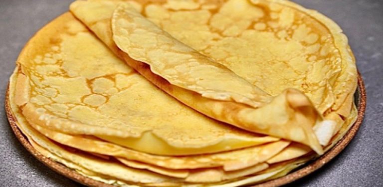 Nejlepší a nadýchané palačinky s těstem na bázi mléka. Potřebujete 1 hrnek mléka, 1 hrnek mouky, 2 velká vejce, 2 lžíce cukru a