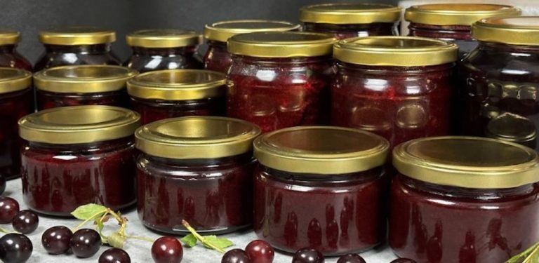 Kolik připravíte, vždy je to málo. Tři recepty na přípravu třešní na zimu