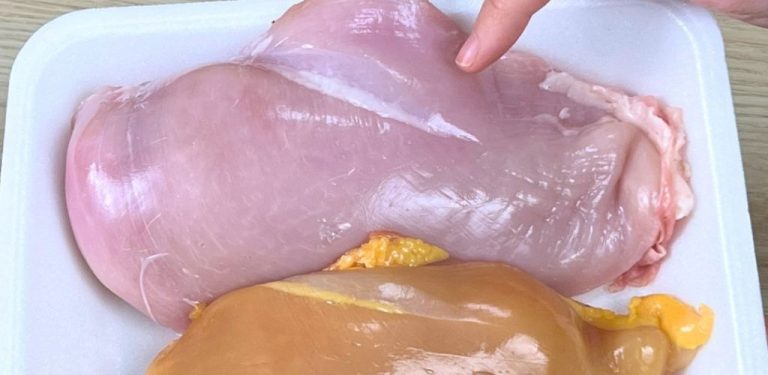 POZOR NA BARVU KUŘETE! Mnozí si myslí, že žluté kuře je „přirozenější“, jiní volí pouze bílé. Ale víte opravdu, jaký je mezi nimi rozdíl? Odpověď vás možná překvapí…