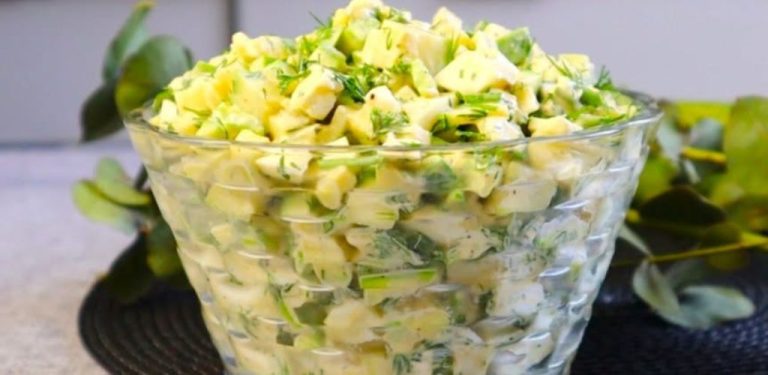To není salát, ale píseň! Vezmu syrovou cuketu, přidám několik ingrediencí a pochoutka na talíři je hotová