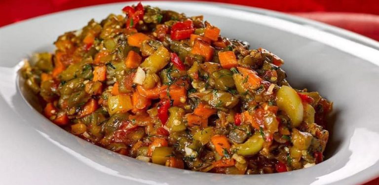 Lilky po turecku – Potřebujete 1 kg lilků, 500 g rajčat, 500 g papriky, 2 střední cibule, 3 stroužky česneku, sůl a olej