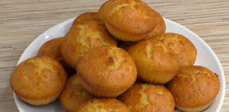 Jednoduchý recept na koláčky k čaji: vše smícháme, dáme na 20 minut do trouby a hotovo