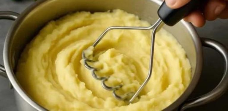 Tip od slavného šéfkuchaře: „Přestaňte přidávat do pyré mléko nebo vodu.“ Díky této ingredienci bude pyré krémovější než v restauraci!