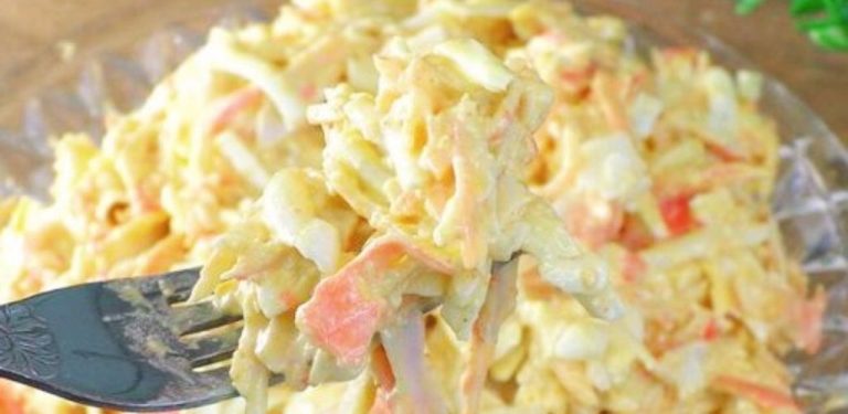 Chutný a velmi šťavnatý salát, který chutná všem! Ideální kombinace ingrediencí. A připravuje se rychle!