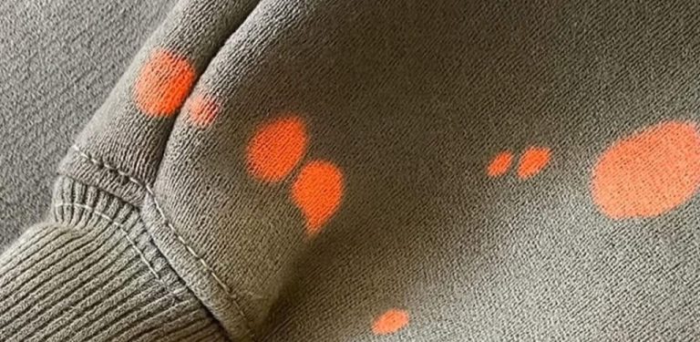 Nemusíte vyhazovat oblečení do koše! Zde jsou dva tipy, jak trvale odstranit skvrny od bělidla z oblečení.
