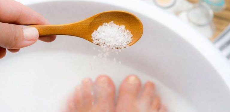 Nejlepší koupel nohou vůbec – tato sůl vám z těla vyplaví spoustu toxinů za 40 minut