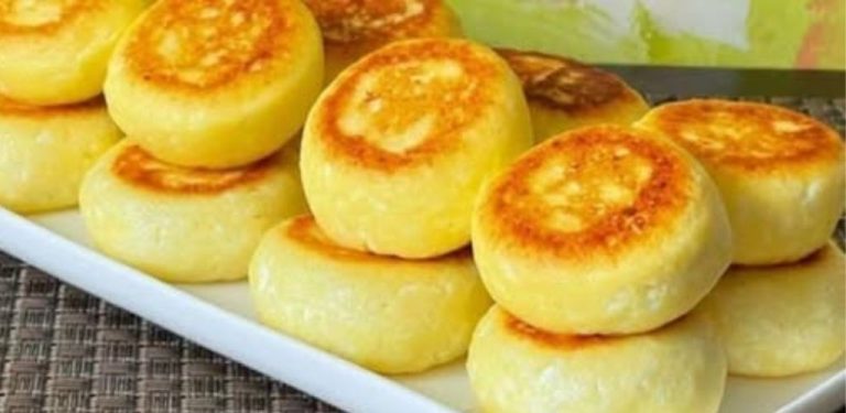 Ani gram mouky. Takové tvarohové koláčky připravuji dvakrát týdně a nestačí mi to