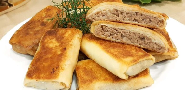 Oblíbené palačinky s masem – tenké palačinky a šťavnatá náplň, ideální jako svačina nebo plnohodnotná večeře. Tajný recept!