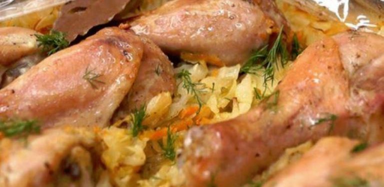 Dal jsem zelí do pečicího sáčku, přidal jsem kuřecí stehna a za hodinu byla hotová vynikající večeře.