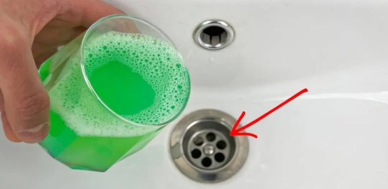 Rozlučte se se špinavými odtoky! Toto snadné tajemství ze tří ingrediencí rozzáří vaše odtoky raz dva. Vyzkoušejte to a užijte si lesk!