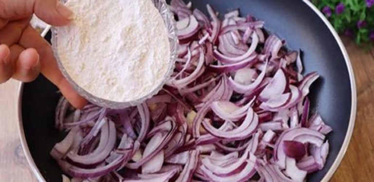 Jen cibule a mouka! Z těchto dvou ingrediencí můžete vytvořit úžasný recept!