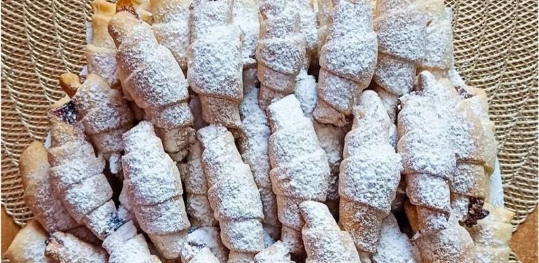 Tyhle rohlíčky ani nestíháš upéct, protože jsou snědené za 5 minut! Jsou jemné, křupavé, vrstvené a velmi chutné.