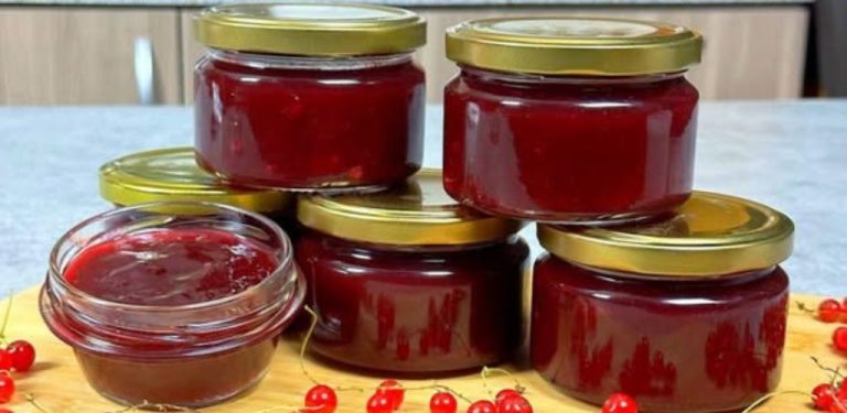 Pikantní rybízová omáčka na zimu – ideální k masu i k nečemu jinému! Bohatá, aromatická a lehce pikantní – skvěle se hodí k masu, drůbeži, sýrům a dokonce i k pečené zelenině! Opravdová chuťová bomba ve sklenici!