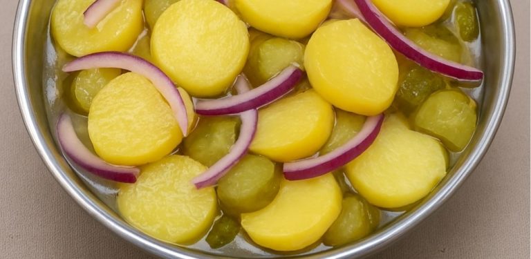 Bramborový salát – vhodný doplněk ke všem druhům masa