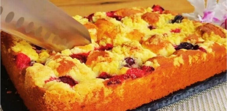 Úžasný francouzský koláč se švestkami, který peču každý týden. Je prostě tak dobrý! Švestkový koláč je moje velká láska! Je tak jemný, šťavnatý a voňavý, že je vždy hvězdou našich rodinných čajových dýchánků.