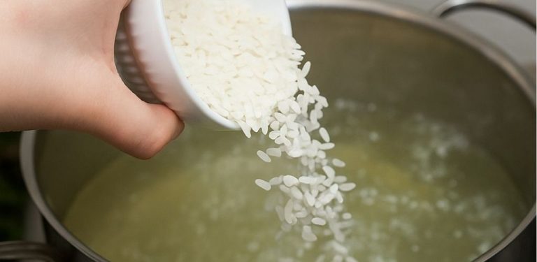 Rýže zůstane sypká a nikdy se nepřichytí – stačí jen lžíce přímo do hrnce.