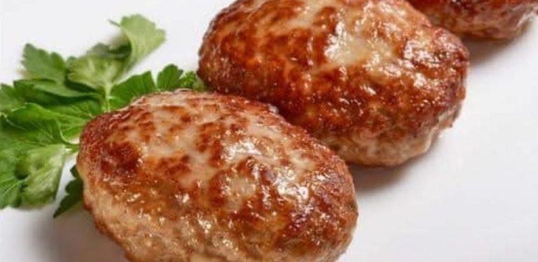 Kamarád z restaurace mi prozradil recept na šťavnaté kotlety: mleté maso je třeba marinovat. Kotlety jsou vždy neuvěřitelně šťavnaté, nadýchané a měkké.