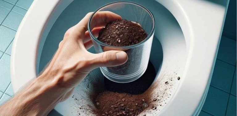 Hodit kávovou sedlinu do záchodu řeší jeden z největších problémů v koupelně.