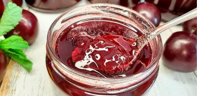 Švestkový džem na zimu bez zbytečné námahy! Voňavý, hustý a velmi chutný – přesně to, co potřebujete v chladných večerech.