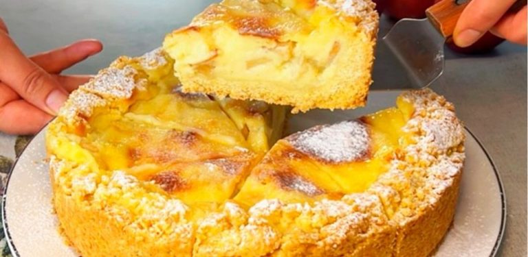 A dort ani není potřeba! Připravte si jemný jablečný koláč s krémovou náplní – dezert, který si získá celou rodinu! Křupavá kůrka, voňavá jablka a jemný krém uvnitř – skutečná magie na vašem stole.