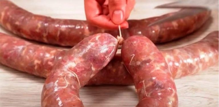 Domácí klobása ze 3 druhů mletého masa – šťavnatá, voňavá a neuvěřitelně chutná! Sdílím recept.