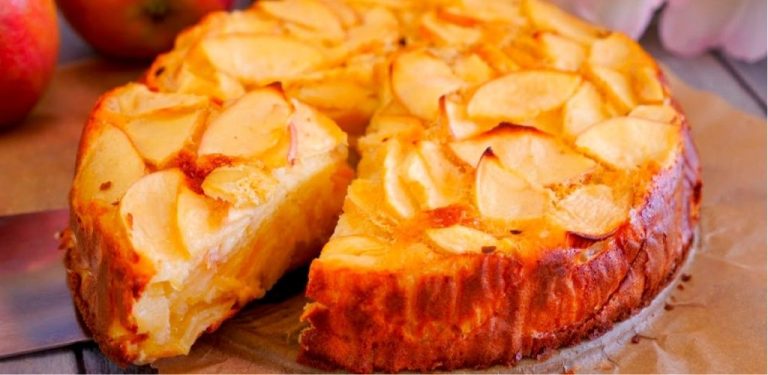 Šarlotka za 10 minut přípravy – nadýchaný jablečný koláč s lehkou citrusovou příchutí. Ideální pečivo k čaji nebo kávě – připraví se rychle a zmizí ze stolu ještě rychleji!