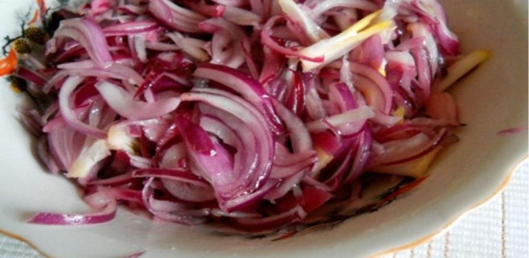 Naučte se připravovat nálev z cibule v červeném víně: je to elixír na čištění žil a tepen od usazenin – postupný recept a způsob použití