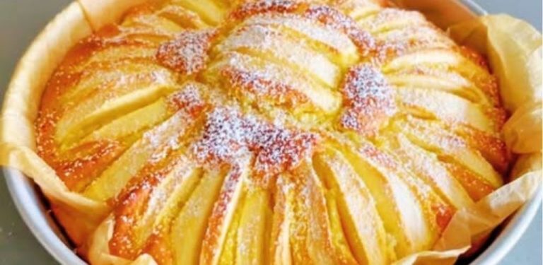 Pokud vás šarlotka už nebaví a doma máte 3 jablka, připravte si italský koláč! Tento recept je skutečným pokladem pro milovníky jablečného pečiva! Jemný piškot, šťavnatá jablka a křupavá karamelová krusta – tato kombinace se určitě bude líbit všem!