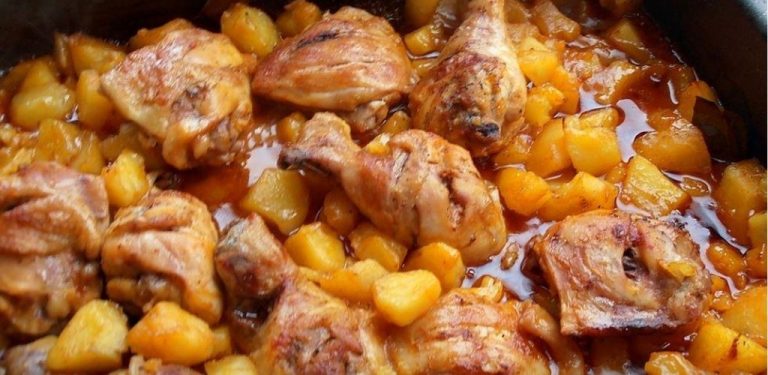 Pečený kuře s bramborami a vynikající omáčkou