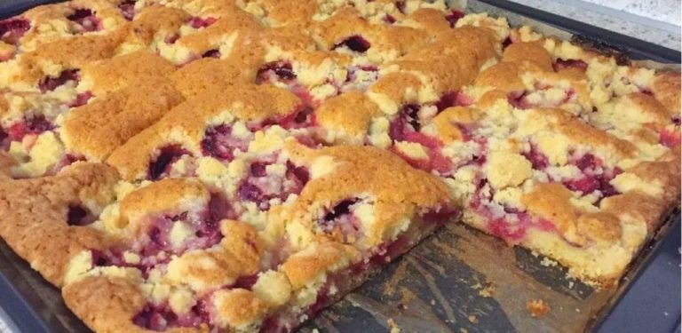 Švestkový koláč z plechu s křupavou drobenkou, super šťavnatý recept od babičky! Je zase čas na švestkový koláč.