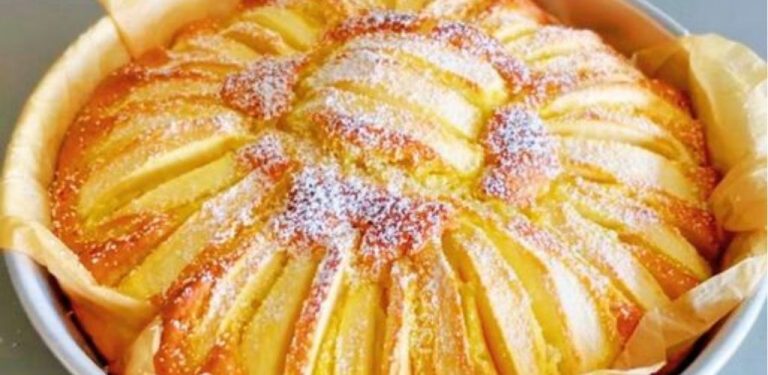 Pokud vás už šarlotka nebaví a doma máte 3 jablka, tento recept je opravdovým pokladem pro milovníky jablečného pečiva! Jemný piškot, šťavnatá jablka a křupavá karamelová krusta – to je kombinace, která se bude líbit všem.