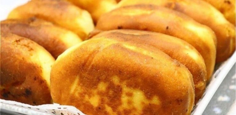 Těsto je nadýchané. Koláčky s náplní z brambor a kysaného zelí