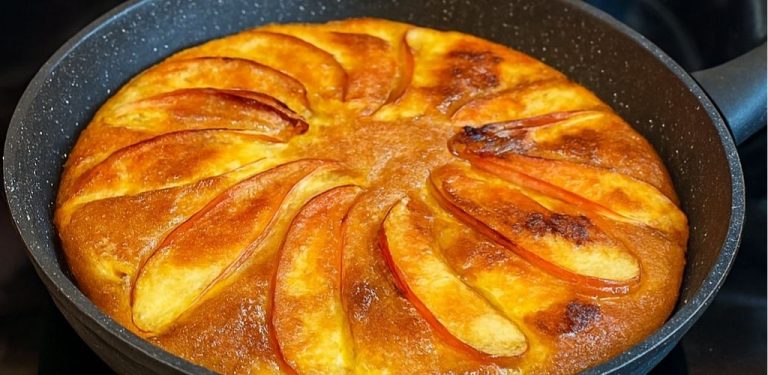 1 vejce, jablko, mléko a mouka: dort na pánvi za 15 minut. Recept si podmanil celý internet.