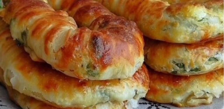 Chutné a lehké rohlíky – zmizí přímo z trouby! Ať jich upečete kolik chcete, okamžitě zmizí. Zde je recept na nadýchané a chutné rohlíky.