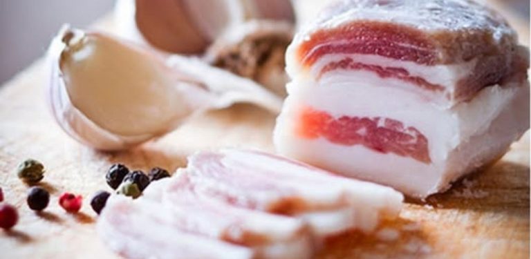 Slanina se bude rozplývat v ústech: 3 recepty na solení za tepla