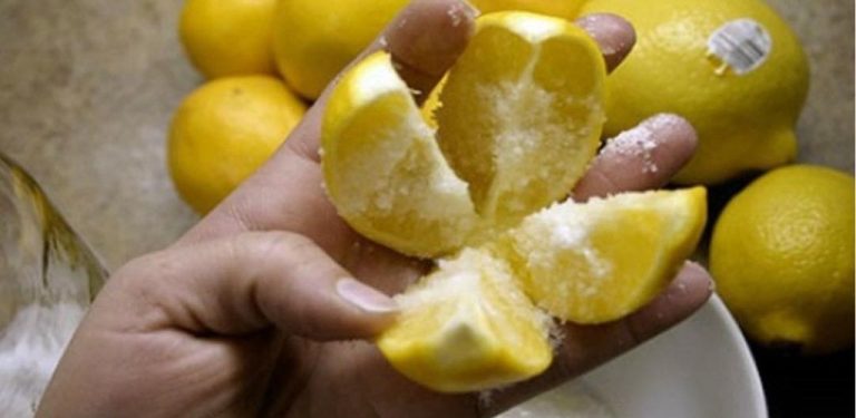Rozkrojte citron na čtyři části, posypte solí a nechte přes noc v ložnici. Změní se vám život…