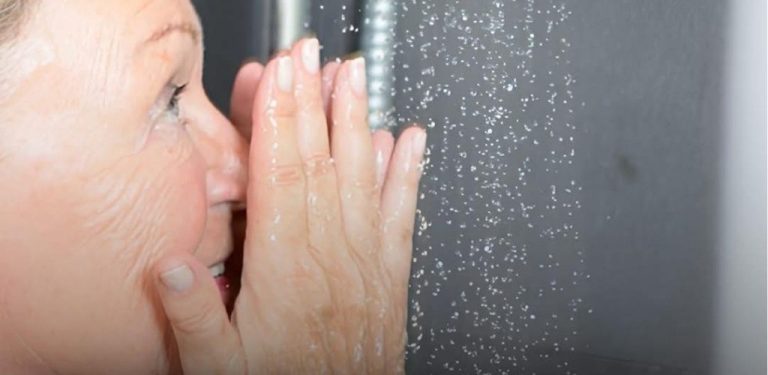 Jak často byste se měli koupat po 65. roce života (a proč příliš časté mytí může být špatné)