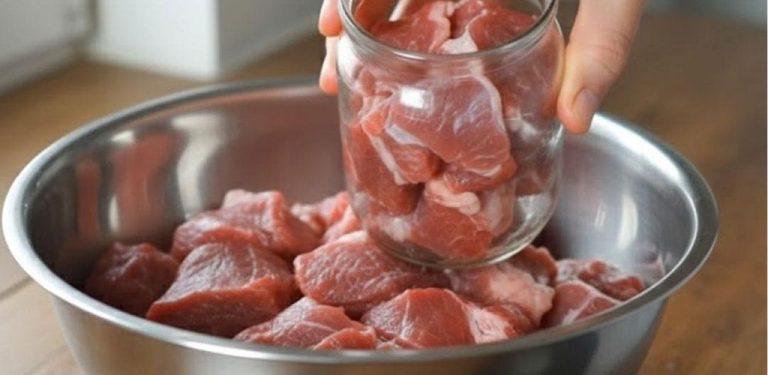 Vepřové maso ve vlastní šťávě na zimu. Takové konzervy by neměly chybět v žádné spíži.