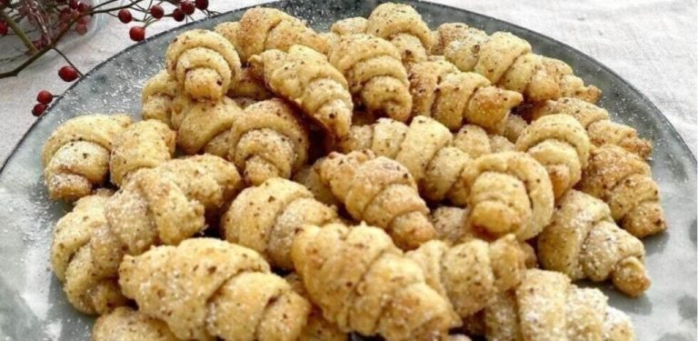 Každý rok povinnost – lískooříškové rohlíčky! 🥐✨ Tak křehké, voňavé a neodolatelně chutné, že mizí z talíře dřív, než stihnou vychladnout.
