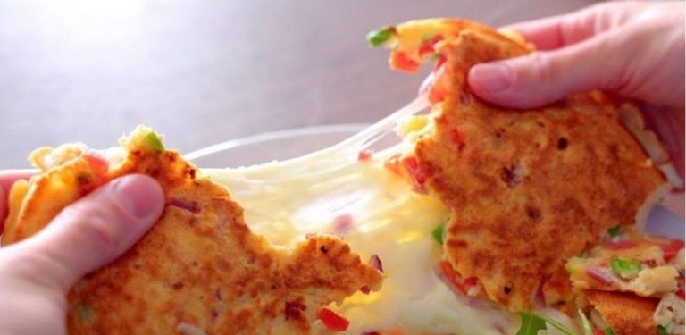 Rychlá snídaňová pánev s klobásou, sýrem a cherry rajčátky