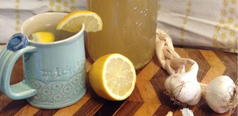 Objevte přírodní trojici: citron, česnek a voda pro zdraví srdce