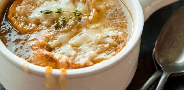 Recept na francouzskou cibulovou polévku: domácí verze, která předčí restaurace