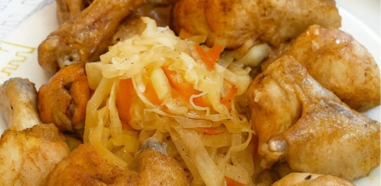 Příloha a maso v jednom jídle: zelí s kuřetem v rukávu
